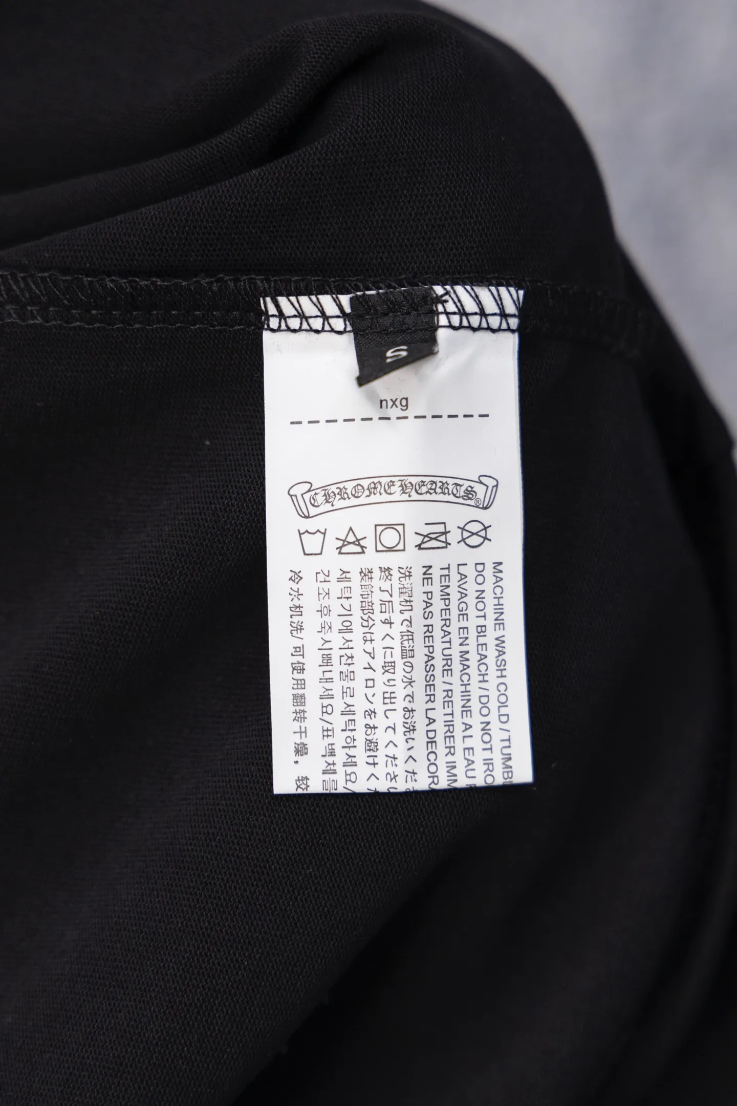 P190 Chrome Hearts CH Chrome Hearts black and white raglan sleeve Sanskrit letter printed long-sleeved T-shirt. Refreshing and comfortable, the colors have been fixed. - High elastic slurry, synchronized with all original foam printing, CH classic horseshoe pattern on the chest and back, Sanskrit on the sleeves, logo classic Gothic font printed on the collar thread - Restore the original printed collar label, more comfortable to wear, not tied to the body, custom hangtag accessories Color: black white Size: s—xl